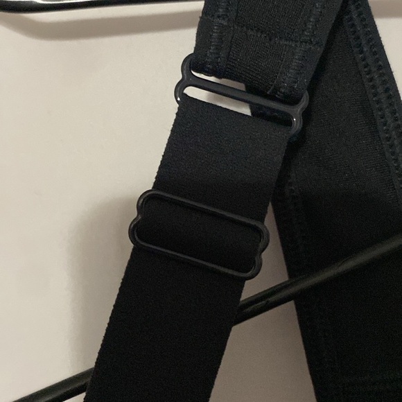 UNDER ARMOUR SPORTS BRA SIZE 36DD ADJUSTABLE CRISS CROSS STAPS BLACK GRAY CLEAN - Picture 6 of 10